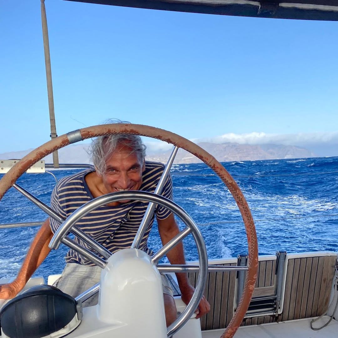 Robin Tawab, Gründer von DomeStories Media, am Steuer eines Segelboots